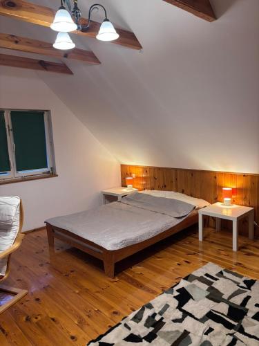 ein Schlafzimmer mit einem großen Bett und zwei Tischen in der Unterkunft 2 Lipy Jura in Kostkowice