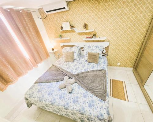 a bedroom with a bed with a teddy bear on it at Apto Completo próximo Aeroporto e Shopping in Várzea Grande