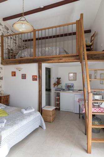 a bedroom with a bunk bed and a kitchen at Le Jardin de Gobelyne in Drain