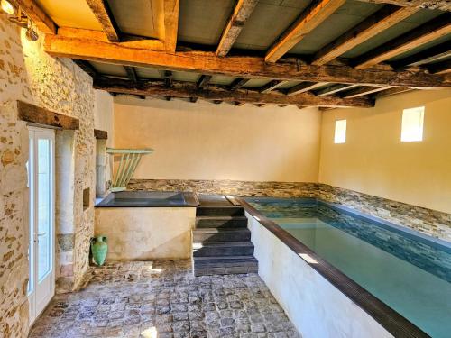 a swimming pool in a house with a swimming poolvisorvisor at Château Arche d'Aure in Vicq-dʼAuribat