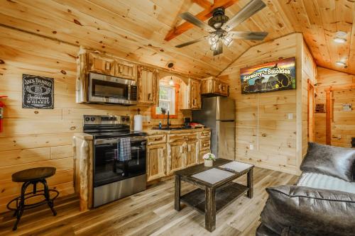 a kitchen and living room in a cabin with a ceiling fan at Buffalo Bill in Cate crossroad