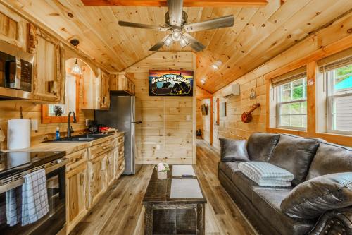 a living room with a couch and a kitchen at Buffalo Bill in Cate crossroad