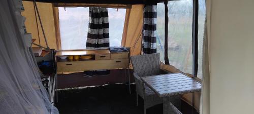 a room with a desk and a table and a window at DDR Klapfix Camptourist in Sandau