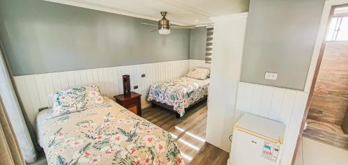 a small room with a bed and a small bed sidx sidx sidx at Inaki Uhi Hotel in Hanga Roa