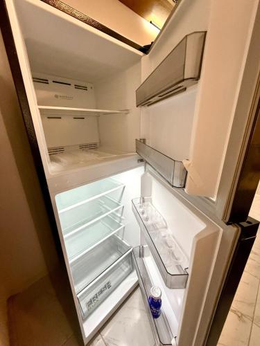 an empty refrigerator with its door open in a kitchen at Sakna Mérida con jacuzzi alberca privada in Mérida