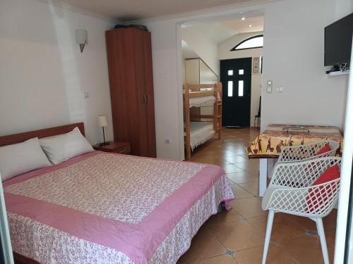 a bedroom with a bed and a table and a chair at Appartement DODO Monténégro in Topla