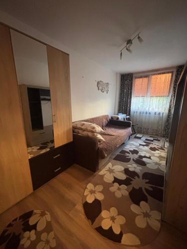 ein kleines Zimmer mit einem Bett und einem Spiegel in der Unterkunft MiMa Home in Roman