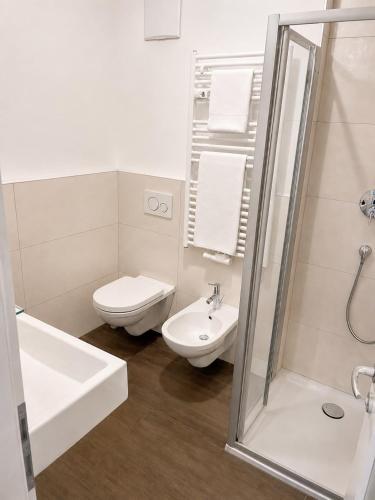 a bathroom with a toilet and a sink and a shower at Apartment Torggl Alpenblick in Coldrano