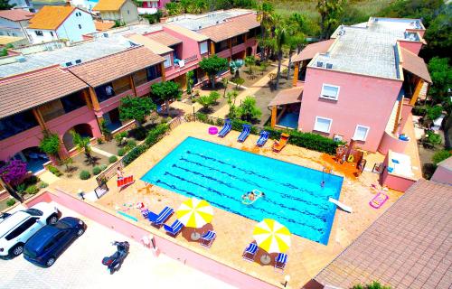 - une vue aérienne sur la piscine d'un complexe dans l'établissement Le Dune Residence, à Santa Maria Del Focallo