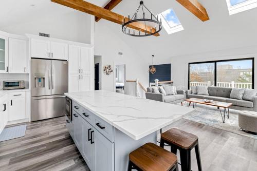 eine Küche mit einer großen weißen Kochinsel in einem Zimmer in der Unterkunft Marble & Sun in Hampton Bays