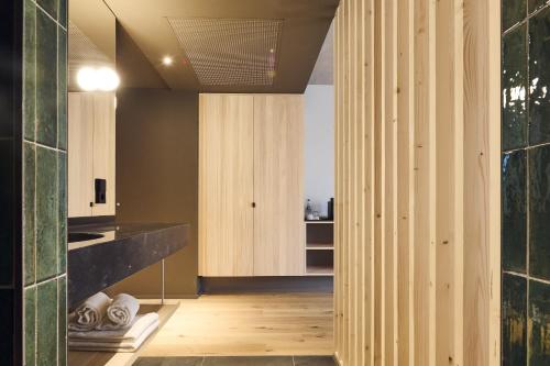 eine Küche mit Holzschränken und einer Arbeitsplatte in der Unterkunft Belsers Hotel in Nürtingen