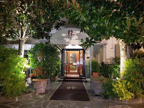 an entrance to a building with trees and plants at Hotel Residence in Parma