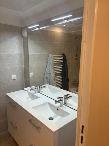 Apartment with sea view and pool photo 20