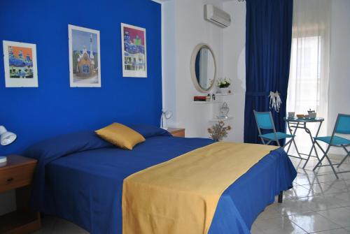 ReitanoにあるVite di Giadaの青い壁のベッドルーム1室(ベッド1台付)