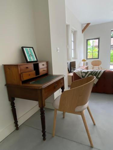 a room with a desk and a chair and a bed at Loft au château in Thonon-les-Bains