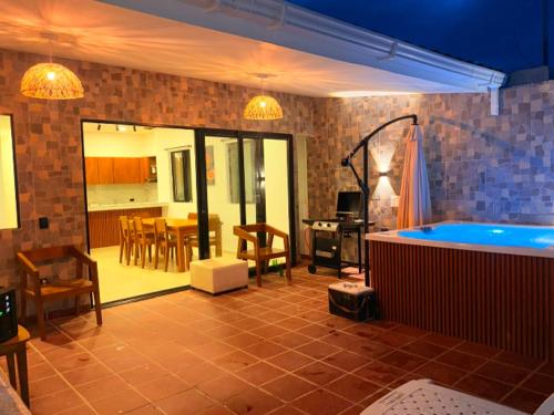 a living room with a tub in the middle of a room at Cabaña Costa Azul 2 in Coveñitas