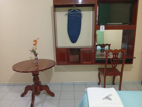 a room with a table and two chairs and a tv at Hotel del angelinn in Martínez de La Torre