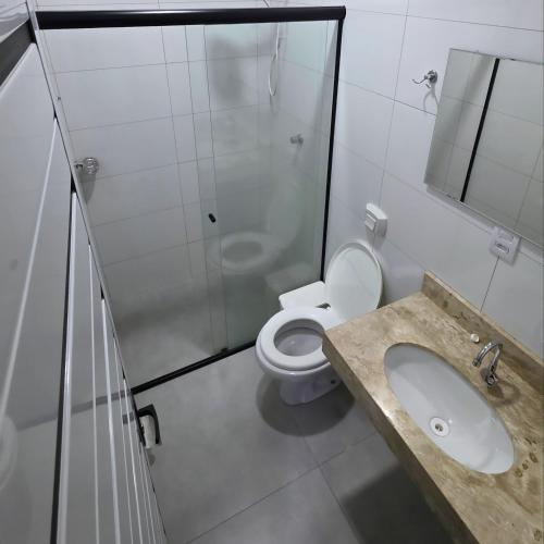 a bathroom with a toilet and a sink and a shower at Trilhas do Araguaia in Aruanã