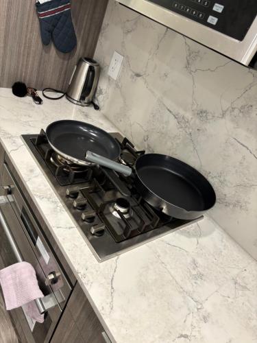 a frying pan sitting on top of a stove in a kitchen at Cozy 1 bed executive suit in Surrey