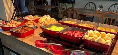 a buffet of different types of food on a table at Villa'l Mare Hotel in Maresias