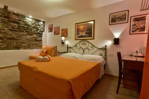 a hotel room with a bed and a desk at Mezza Galea in Vernazza