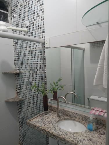 a bathroom with a sink and a mirror at Aconchegantes Aptos de 1qt a 60mts do Consulado EUA in Recife