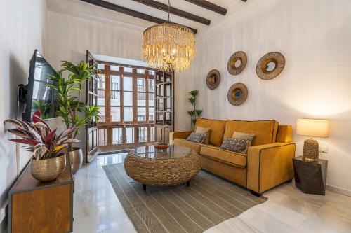 a living room with a couch and a table at BnS Dauro Suites in Granada