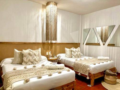 Tempat tidur dalam kamar di ALEIA Hospedaje Centro