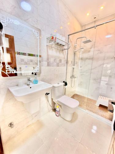 a bathroom with a toilet and a shower and a sink at Luxury Villa with Pool & Garden5km from Cabo in Tétouan