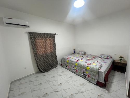 a bedroom with a bed in a room at Villa Jose in Sindia