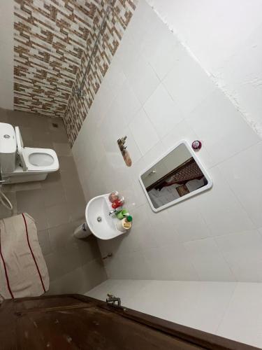 a small bathroom with a toilet and a sink at Villa Jose in Sindia