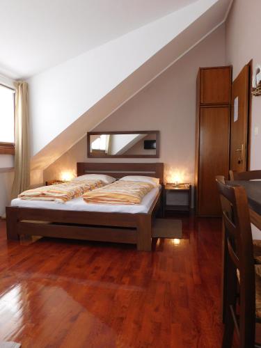 Ένα ή περισσότερα κρεβάτια σε δωμάτιο στο Apartments and Rooms Štefanac