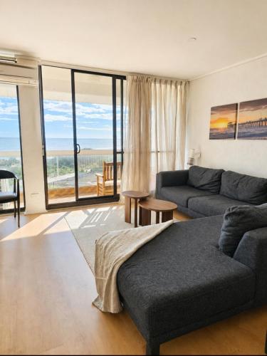 ein Wohnzimmer mit Sofa und Tisch in der Unterkunft Semaphore beachfront in Semaphore