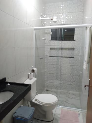 a bathroom with a toilet and a sink and a shower at Casa Selma Ubajara in Ubajara