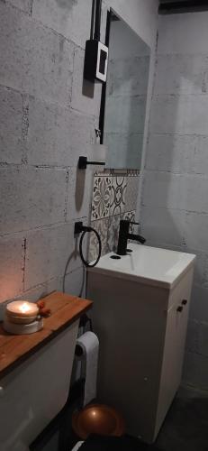 ein Badezimmer mit weißer Toilette und hölzerner Ablage. in der Unterkunft ClCabañas in Huerta Grande