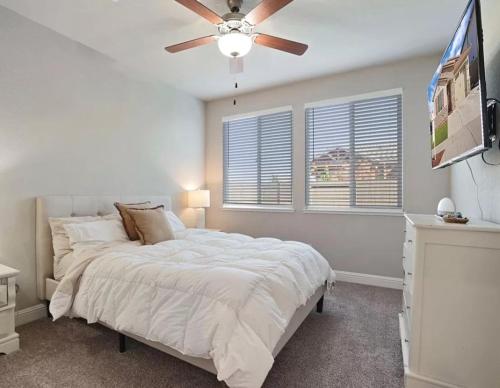 a bedroom with a bed and a ceiling fan at Vip Class One Real Comfort 3 Bedrooms in Lodi