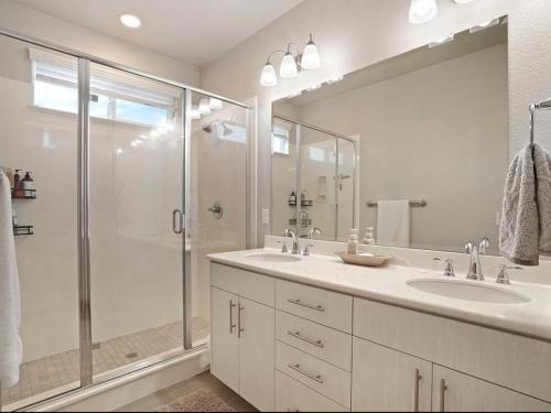 a bathroom with a shower and two sinks and a mirror at Vip Class One Real Comfort 3 Bedrooms in Lodi
