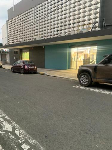 two cars parked in front of a building at Appartement central, wifi rapide, parking gratuit in Noumea