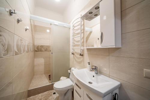 Ein Badezimmer in der Unterkunft Apartment Teatralnaya