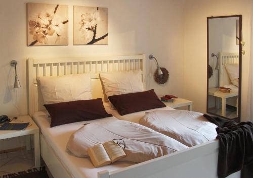 WiltingenにあるHaus Sonnenscheinのベッドルーム1室(枕2つ、鏡付)