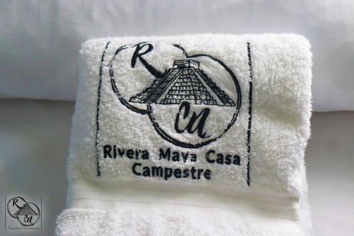 ein Handtuch mit dem Aufdruck „Riumas New Mexico Cashurance“ in der Unterkunft Rivera Maya Hotel Campestre in Rivera