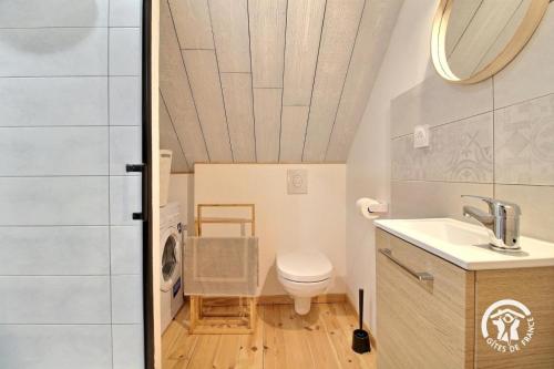 a small bathroom with a toilet and a sink at L'abri de la chouette in Langonnet