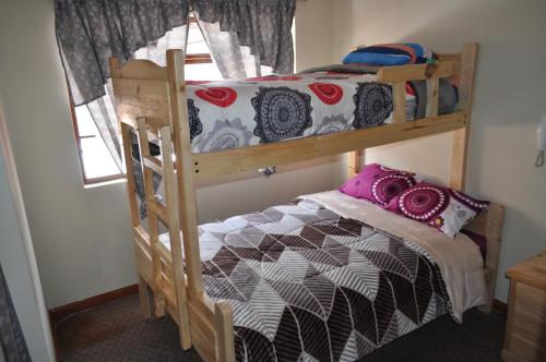 a couple of bunk beds in a room at Casa Luck Hosting in Cuenca