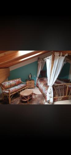a living room with a couch and a canopy at Ranch Borgo Bellavita in Fossalta Maggiore