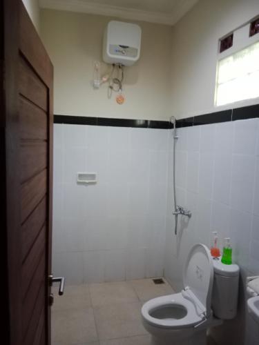 a bathroom with a toilet and a sink and a window at Kaeles House in Sidemen