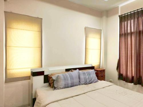 a bedroom with a large bed with a mirror at Phala Beach Rayong Palm Villa 2BR2BA in Ban Phala
