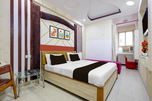 a bedroom with a bed with a striped wall at Collection O Charbagh Metro Station Lucknow Formerly Seven Seas in Lucknow