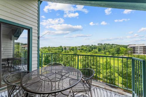 a patio with a table and chairs on a balcony at Green Mountain Getaway 2BDR in Branson