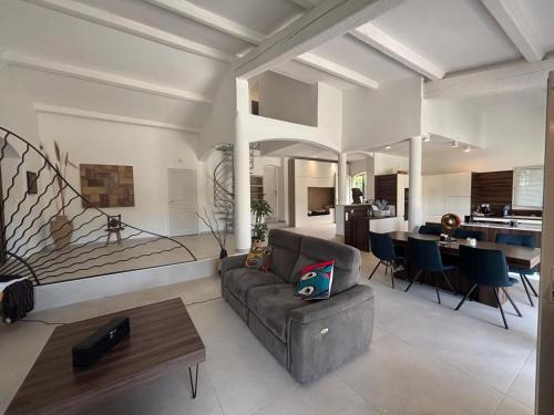 Charmante villa avec piscine et grand jardin