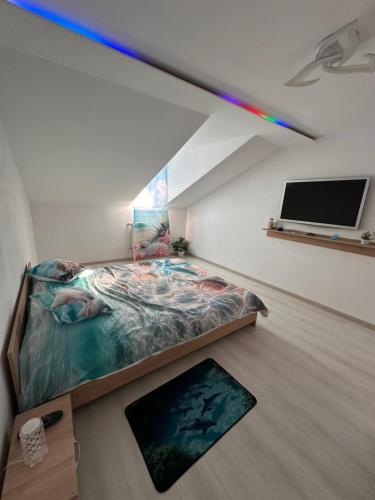 a room with a bed and a flat screen tv at Casa Happy in Petroşani